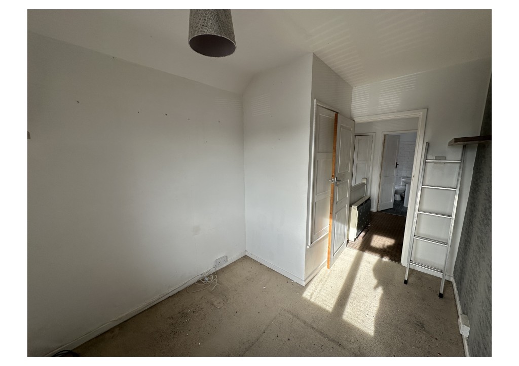 Lot: 171 - SEMI-DETACHED HOUSE WITH GARDEN TO FRONT AND REAR - Further image of Third Bedroom on the first floor